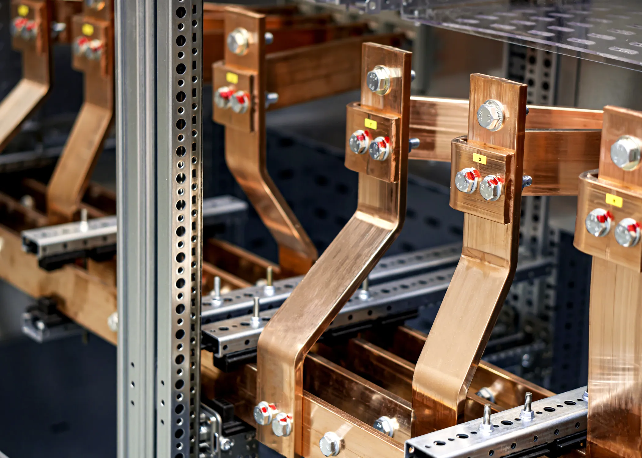 Analyzing Lorentz force in a 3-phase busbar during short-circuit using CENOS simulation software