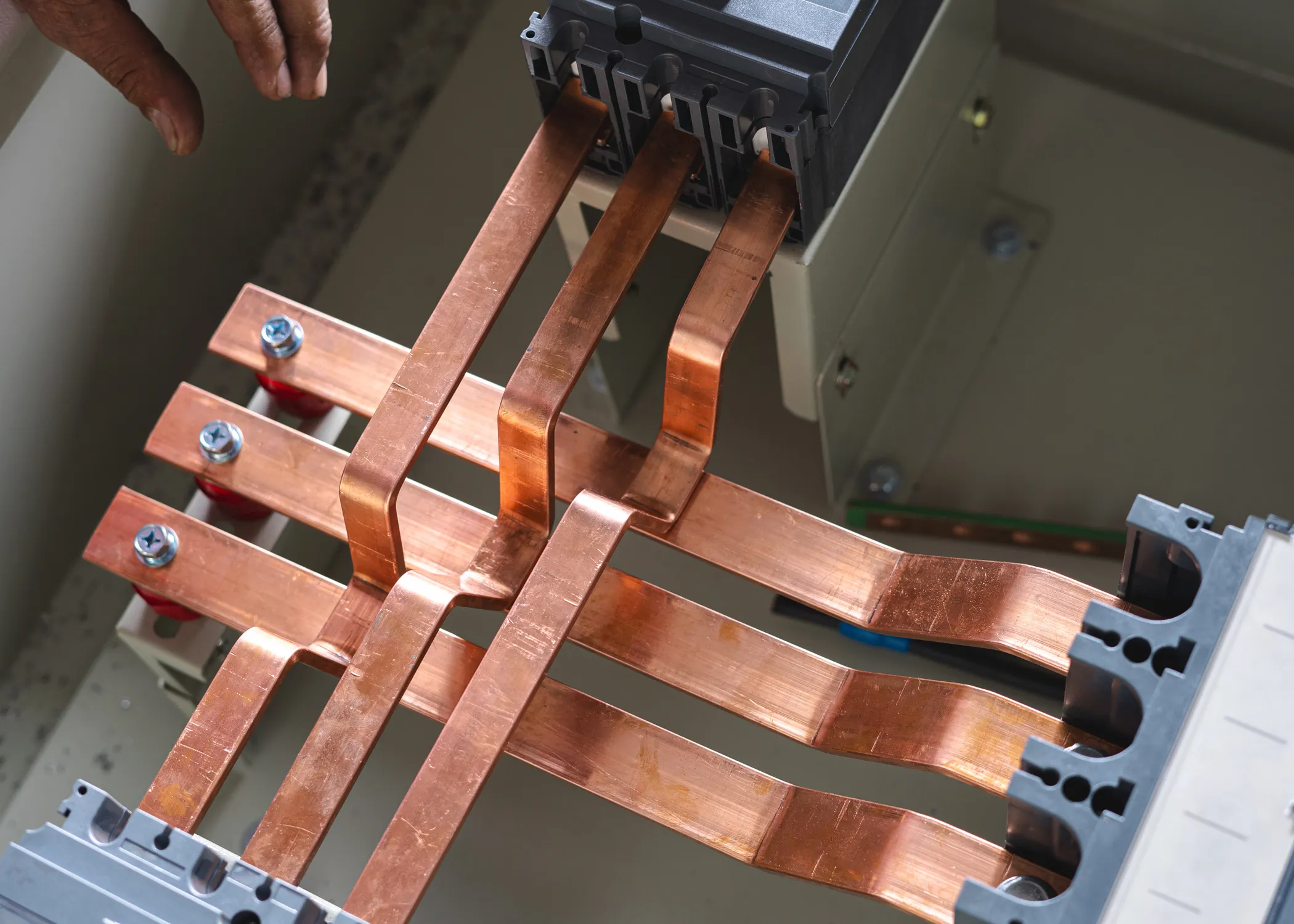 Current density and magnetic field around high current 3-phase busbars